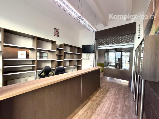 NA PRENÁJOM – ATRAKTÍVNE OBCHODNÉ PRIESTORY V PRIAMOM CENTRE NOVÝCH ZÁMKOV!