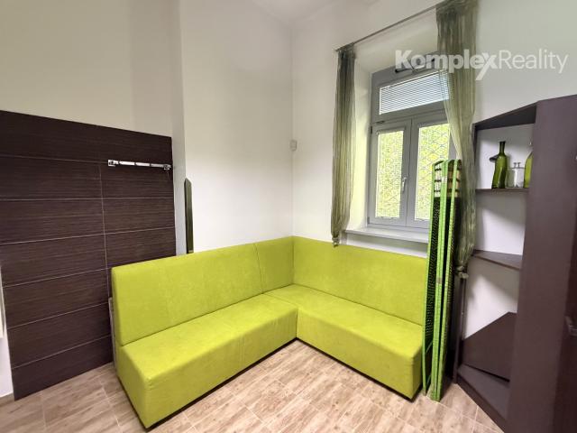 NA PRENÁJOM – ATRAKTÍVNE OBCHODNÉ PRIESTORY V PRIAMOM CENTRE NOVÝCH ZÁMKOV!