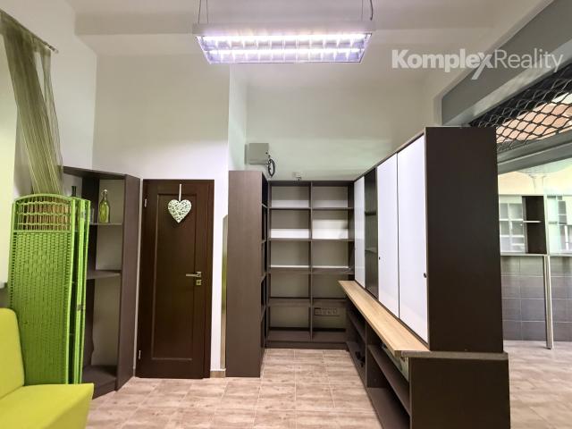 NA PRENÁJOM – ATRAKTÍVNE OBCHODNÉ PRIESTORY V PRIAMOM CENTRE NOVÝCH ZÁMKOV!