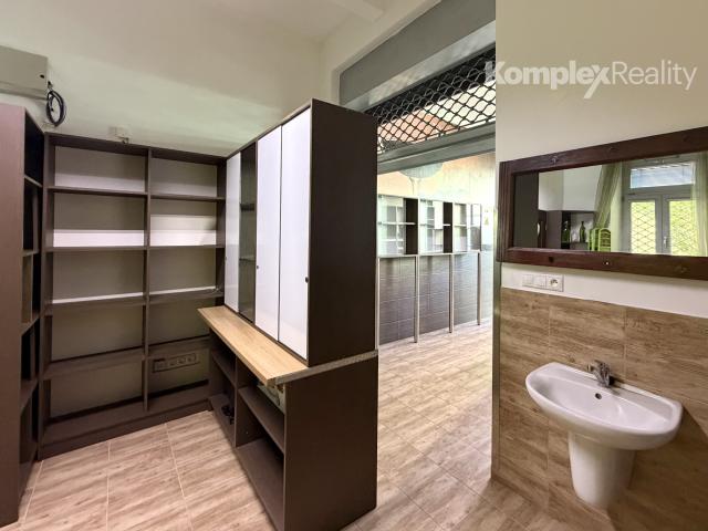 NA PRENÁJOM – ATRAKTÍVNE OBCHODNÉ PRIESTORY V PRIAMOM CENTRE NOVÝCH ZÁMKOV!