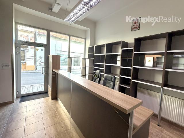 NA PRENÁJOM – ATRAKTÍVNE OBCHODNÉ PRIESTORY V PRIAMOM CENTRE NOVÝCH ZÁMKOV!