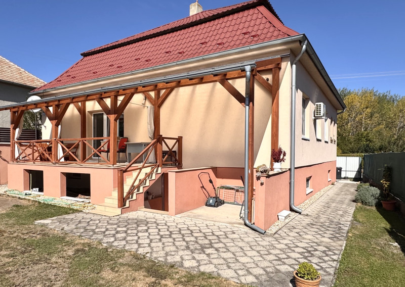 NA PREDAJ-3 IZBOVÝ RODINNÝ DOM S KRYTOU TERASOU A PRIESTRANNÝM POZEMKOM – BÁNOV