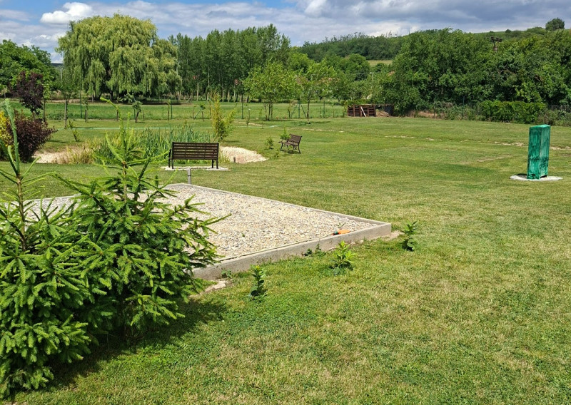 PREDAJ- STAVEBNÝ POZEMOK 1 089 m² – ČECHY, okr. NOVÉ ZÁMKY-  SÚKROMNÁ PRÍSTUPOVÁ CESTA
