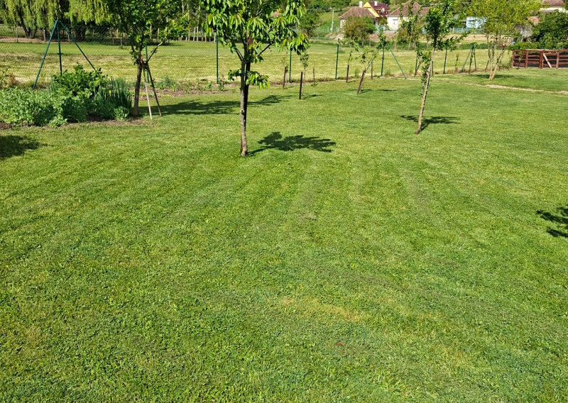 PREDAJ- STAVEBNÝ POZEMOK 1 089 m² – ČECHY, okr. NOVÉ ZÁMKY-  SÚKROMNÁ PRÍSTUPOVÁ CESTA